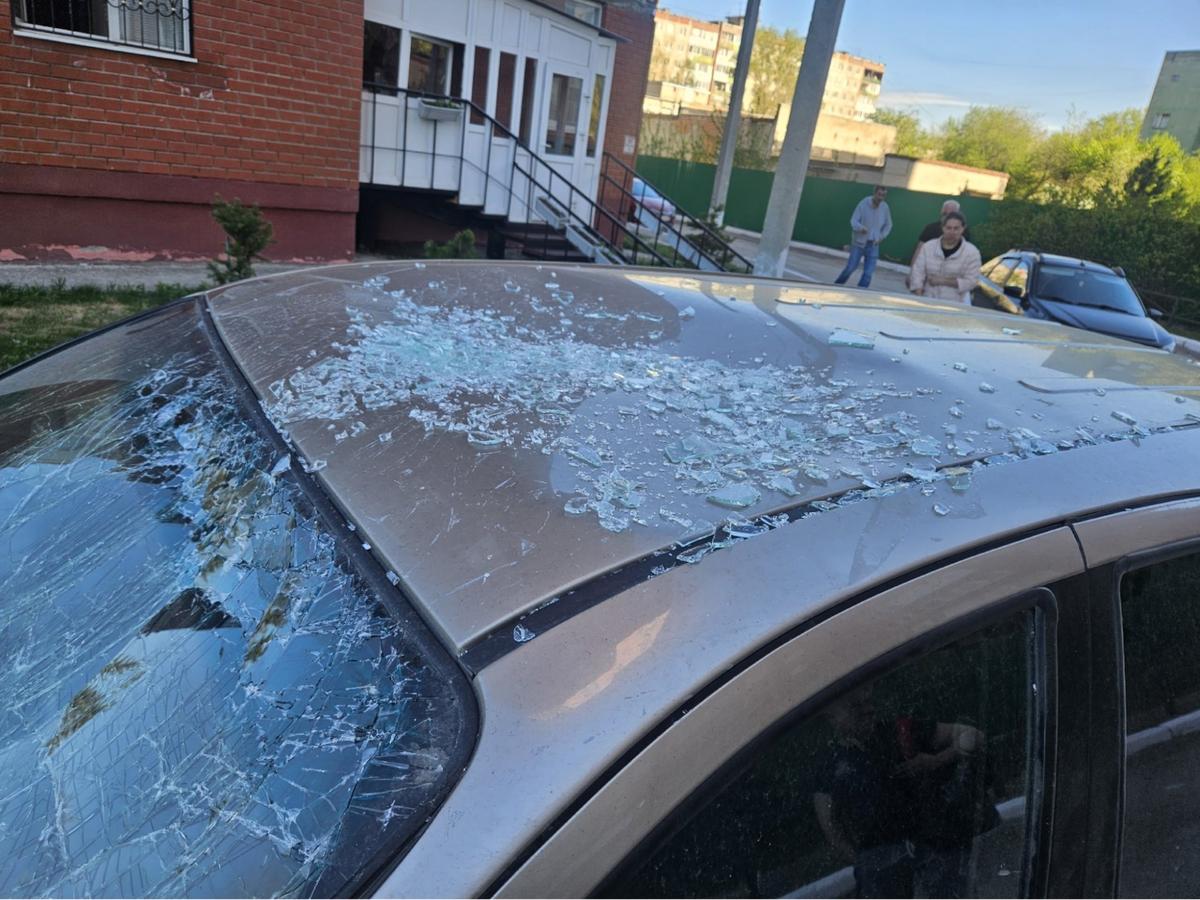 Фото поврежденной машины после налета БПЛА в Перми. Фото: Илья Налетов для «Новой газеты»