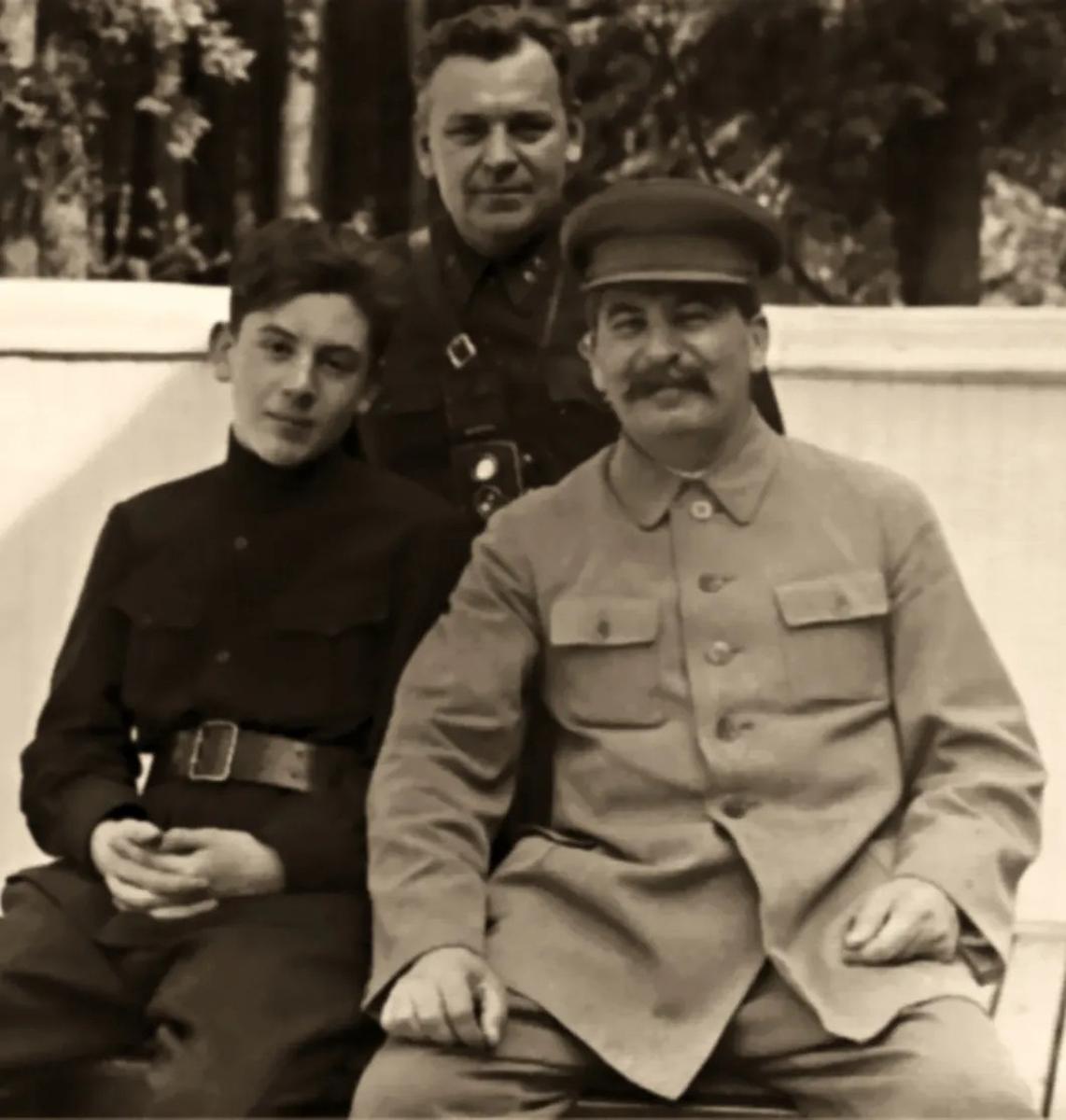 Николай Власик с Иосифом и Василием Сталиными (1935 г.)