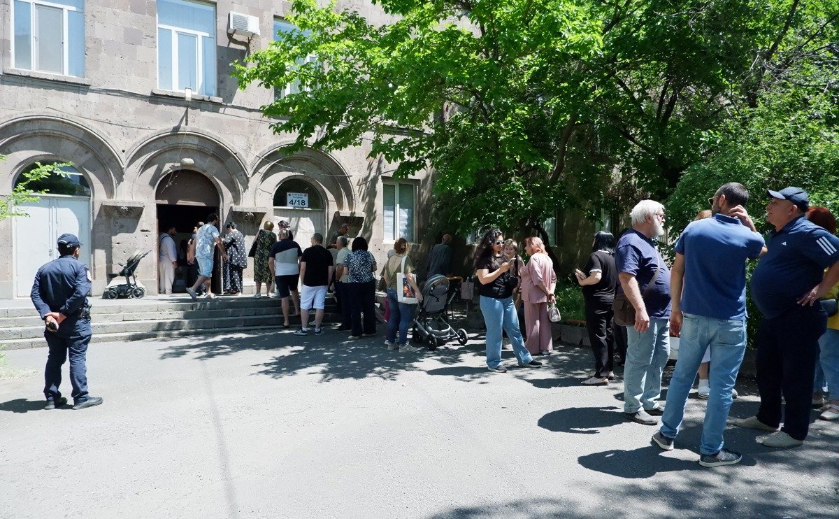 Очередь на избирательный участок 4/18. Фото автора