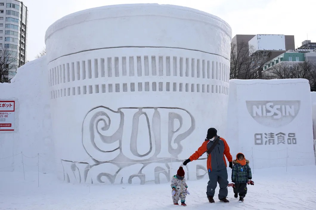Снежный памятник стаканчику лапши для заваривания. Фото: Анна Артемьева / «Новая газета»