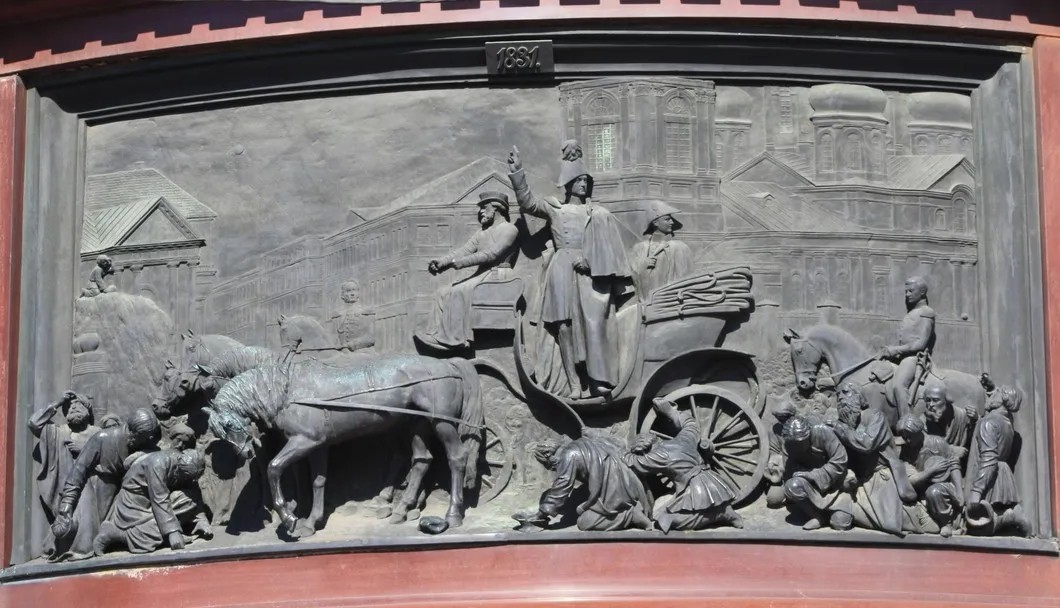 Барельеф со сценой подавления холерного бунта на постаменте конной статуи Николая I. Фото: Wikimedia