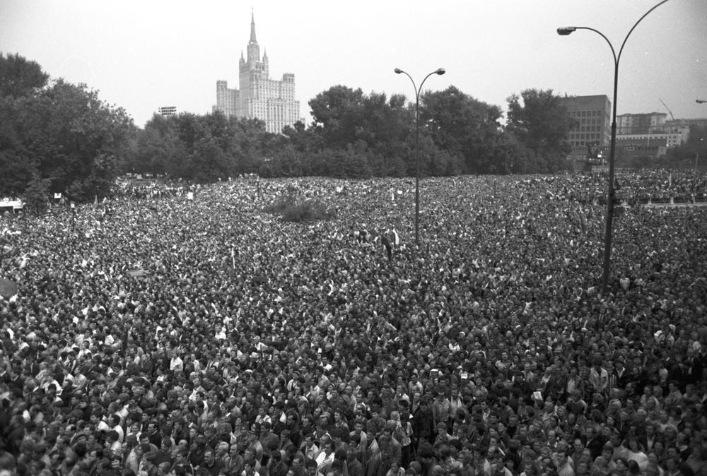 Многотысячный митинг у здания Верховного Совета РСФСР 20 августа 1991 года. Фото: Владимир Федоренко / РИА Новости