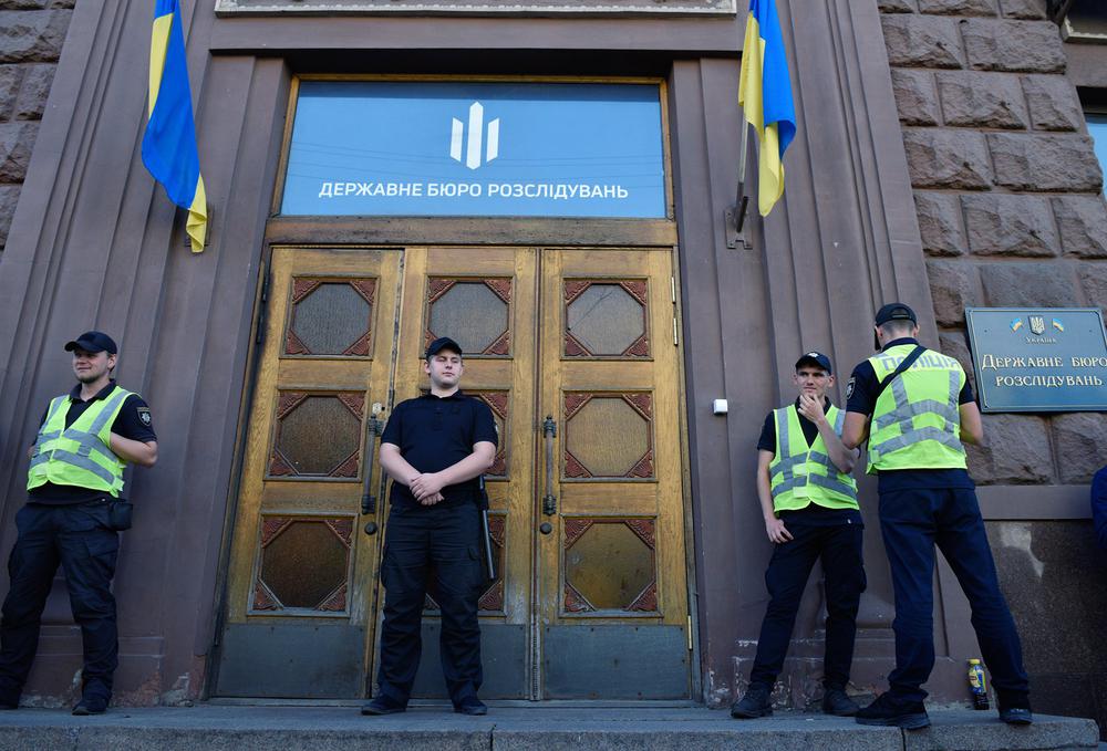 Сотрудники полиции около входа в здание Государственного бюро расследований Украины. Фото: РИА Новости