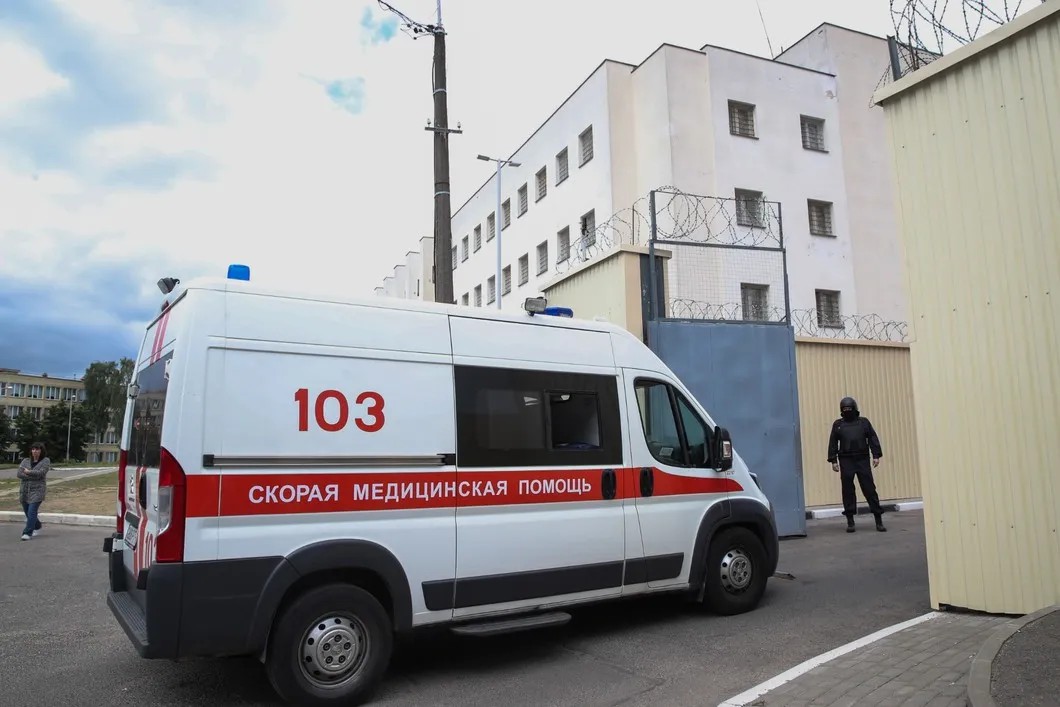 Машина скорой помощи заезжает на территорию ИВС. Фото: Наталия Федосенко / ТАСС