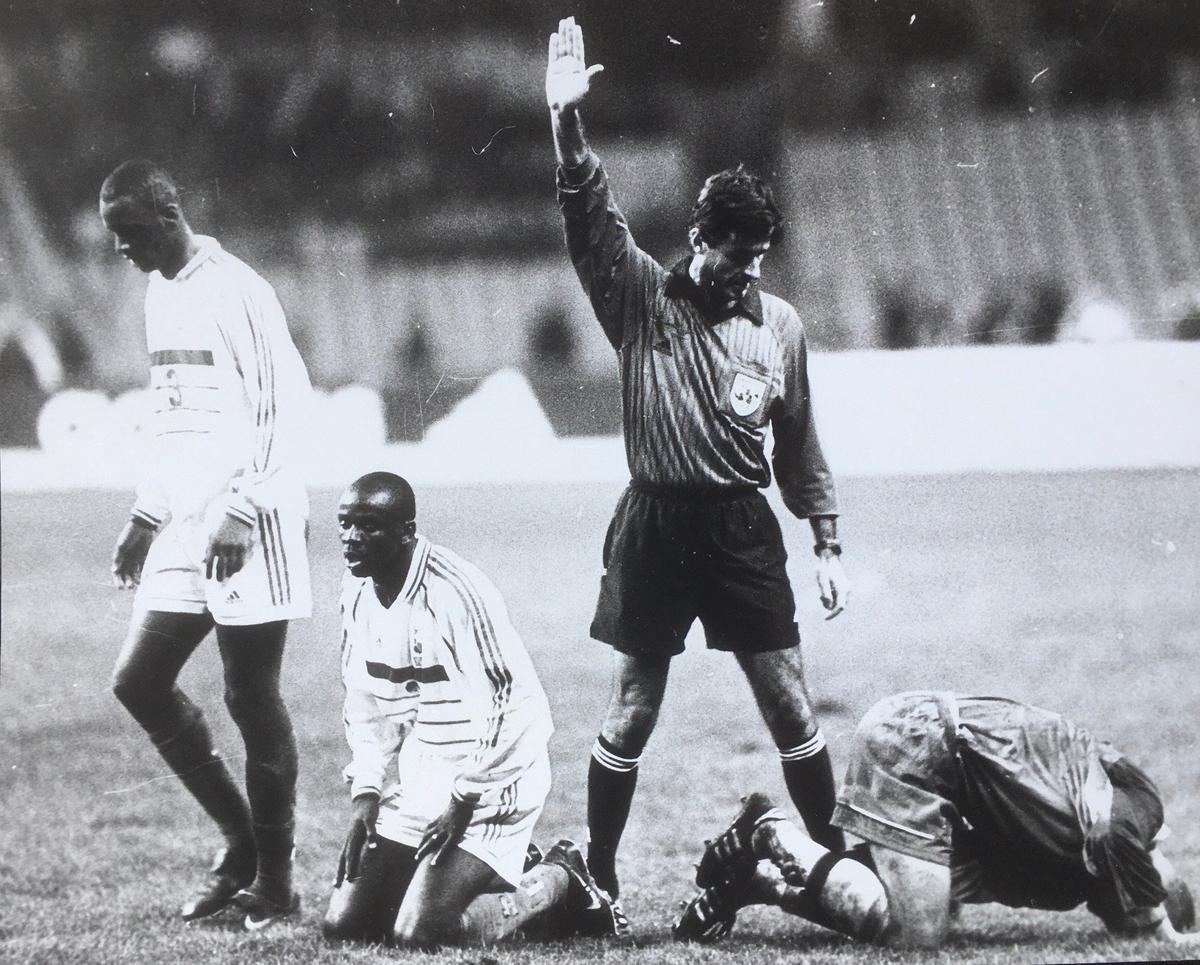 «Судья остужает вспыхнувшую страсть игроков». Фото: Евгений Успенский