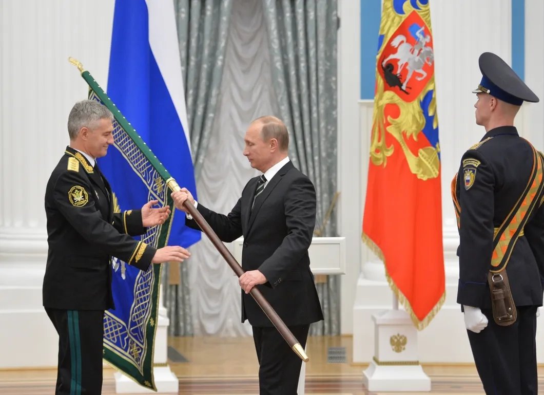 Президент Путин вручает Артуру Парфенчикову знамя ФССП. Фото: РИА Новости