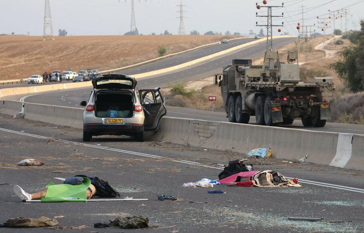 7 октября 2023 года. Тела погибших на дороге недалеко от кибуца Гевим. Фото: OREN ZIV / AFP / East News