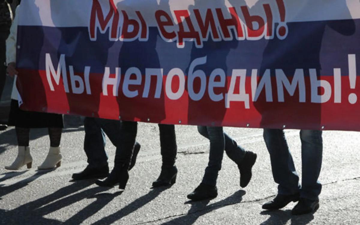 сильны люди в нашей стране. народ россии гордится своими. жители россии. великая россия. путин плакат.