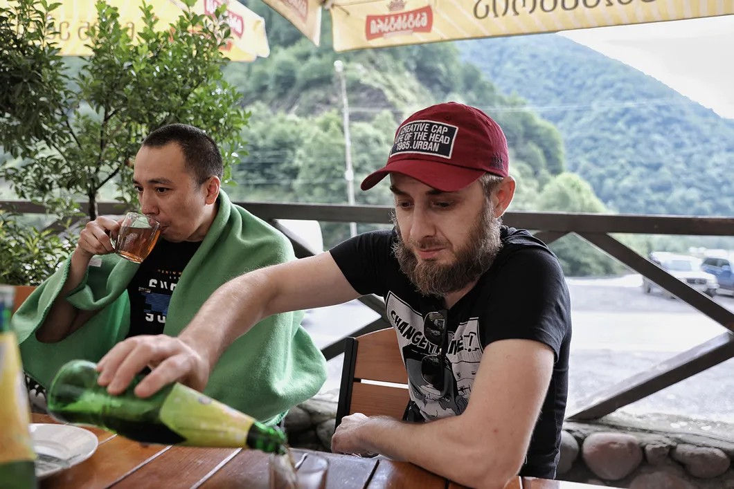 Путешественники из Казахстана Ерлан и Резван в кафе, расположенном на Военно-Грузинской дороге. Фото: Влад Докшин / «Новая газета»