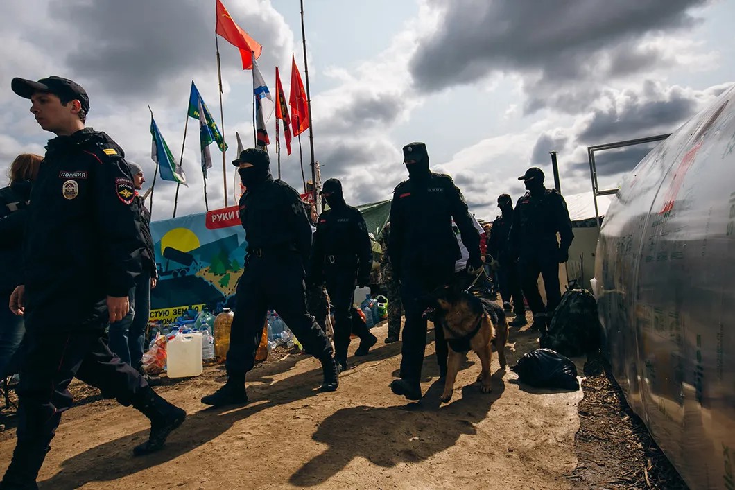 Полиция в лагере экоактивистов. Фото: Анна Шулятьева — специально для «Новой»