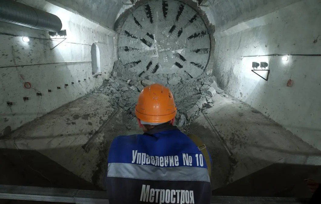 Прокладка тоннеля рабочими «Метростроя». Фото: ТАСС