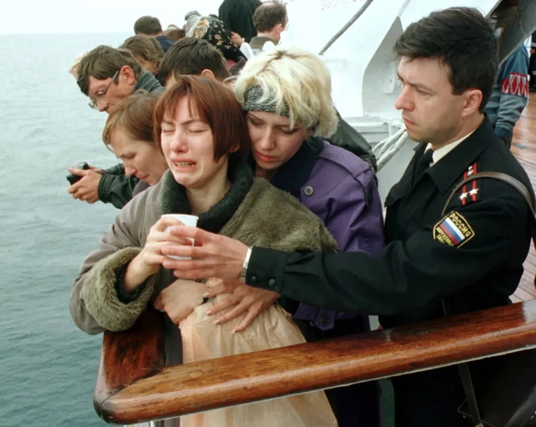 Родные погибших моряков в районе затопления «Курска». Август 2000 года. Фото: Reuters