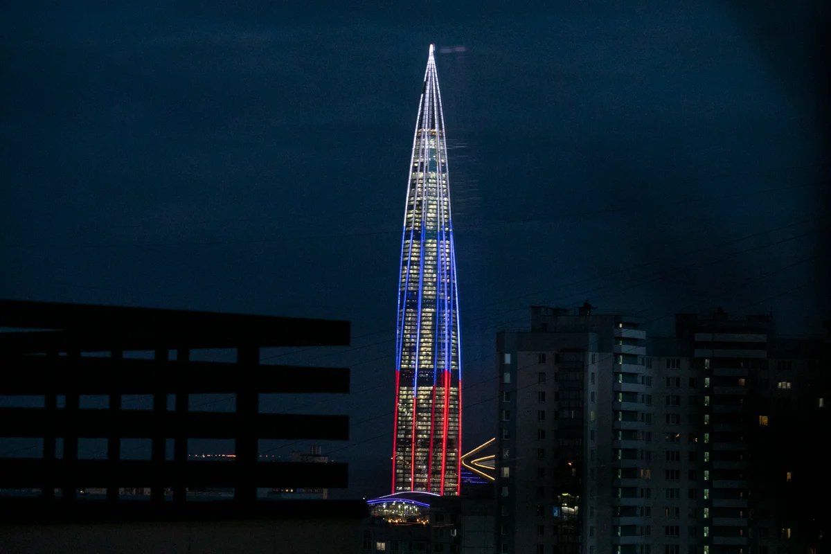 12 июня, башня Лахта Центра, в цветах триколора в День России