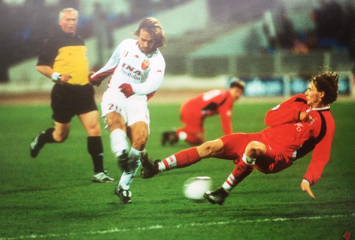 «Батистута — великолепный бомбардир. И еще одна частность: у него красивая элегантная жена». Фото: Евгений Успенский