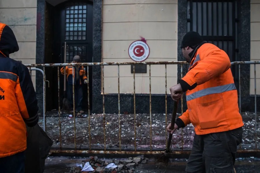 Посольстве Турции в Москве после известия о сбитом Су-24. Фото: Евгений Фельдман / «Новая газета»