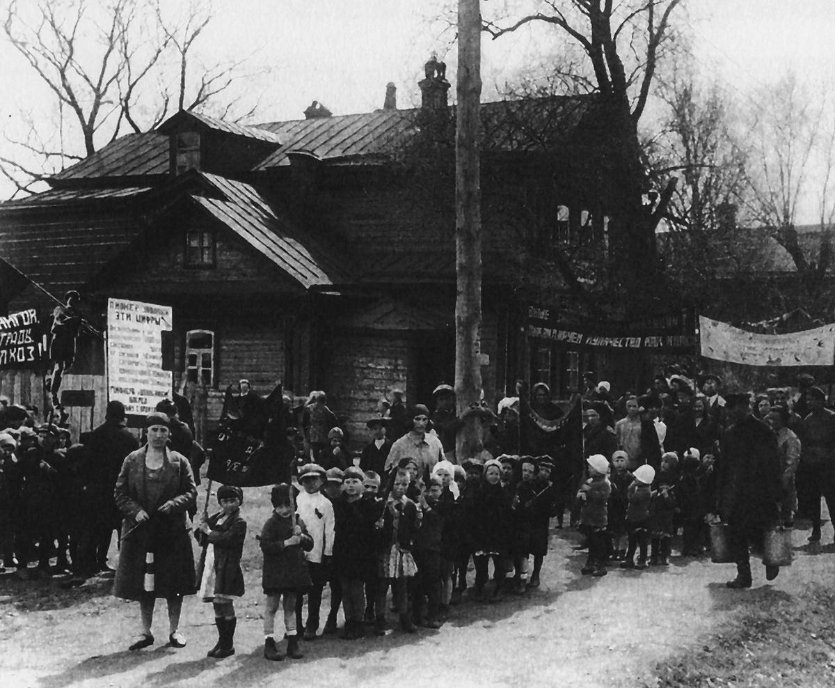 Раскулачивание. Парад под лозунгами «Ликвидируем кулачество как класс» и «Все на борьбу с вредителями сельского хозяйства». Фото: википедия