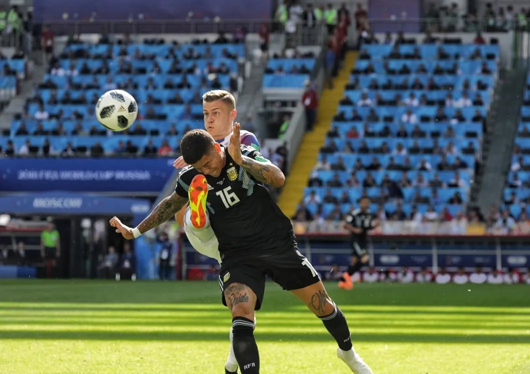 Жесткая борьба за мяч / Влад Докшин, «Новая газета»