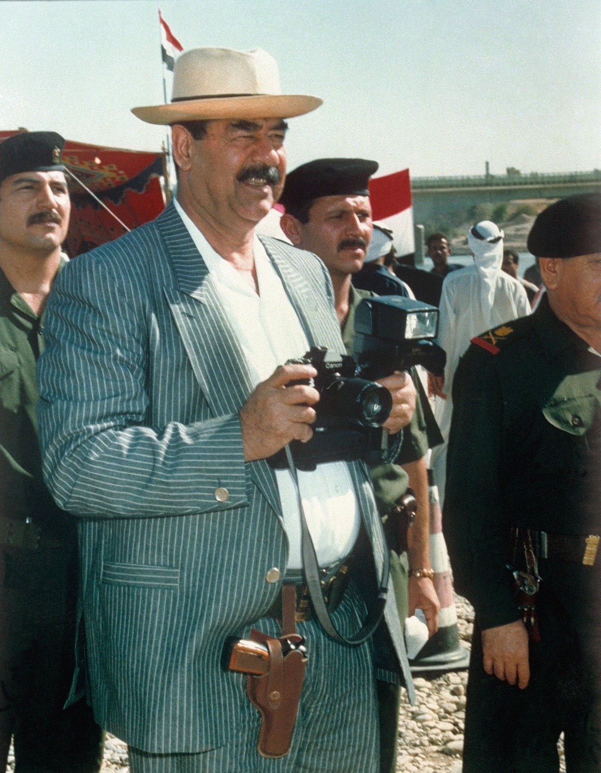 Саддам Хусейн в окружении военных офицеров, 1997 год. Фото: ИТАР-ТАСС