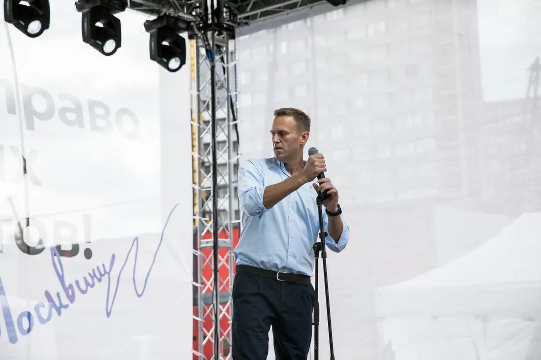 Алексей Навальный: «Мне становится уже тесновато, но я нахожу в этом большой плюс. Наконец-то мы вместе!». Фото: Влад Докшин / «Новая газета»