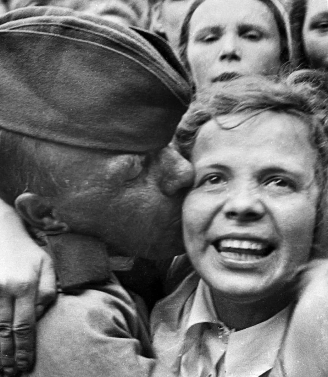 Встреча на Белорусском вокзале первого эшелона бойцов, вернувшихся с фронта, 1945 год. Фото: Георгий Петрусов / РИА Новости