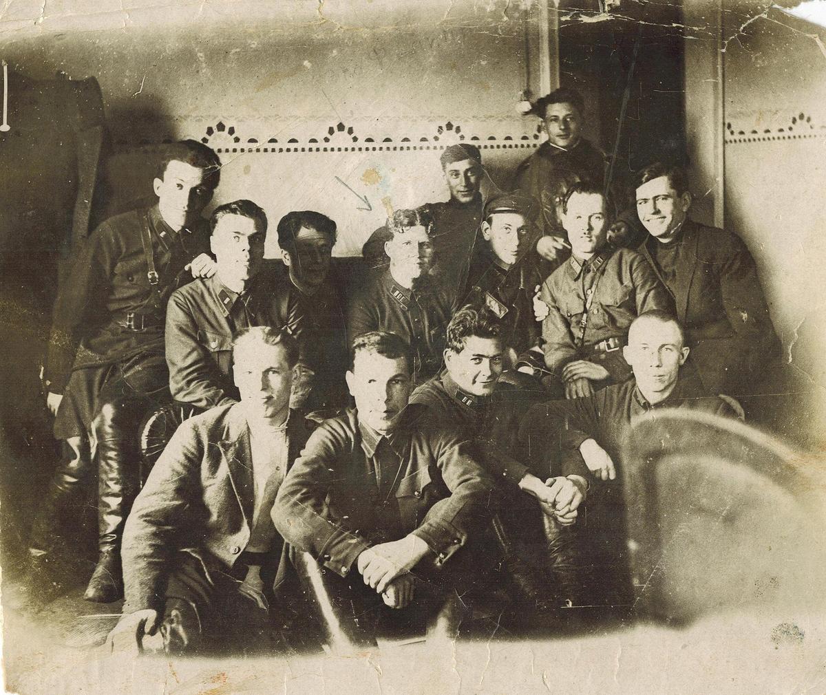 В центре фото под стрелкой — Виктор Журавлев. Фото: Википедия / из личного архива Андюсева Б.Е.