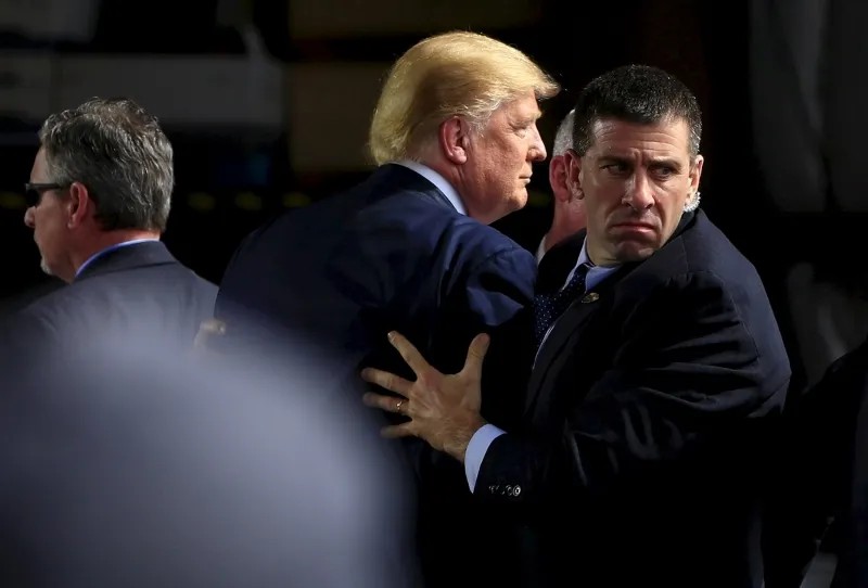 «Секретная служба» опекает Трампа, тогда еще — кандидата в президенты США. Фото: Reuters