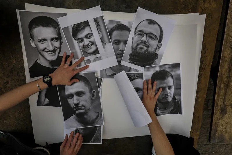 Активисты на пикете готовят плакат в поддержку обвиняемых по «московскому делу». Фото: Влад Докшин / «Новая газета»