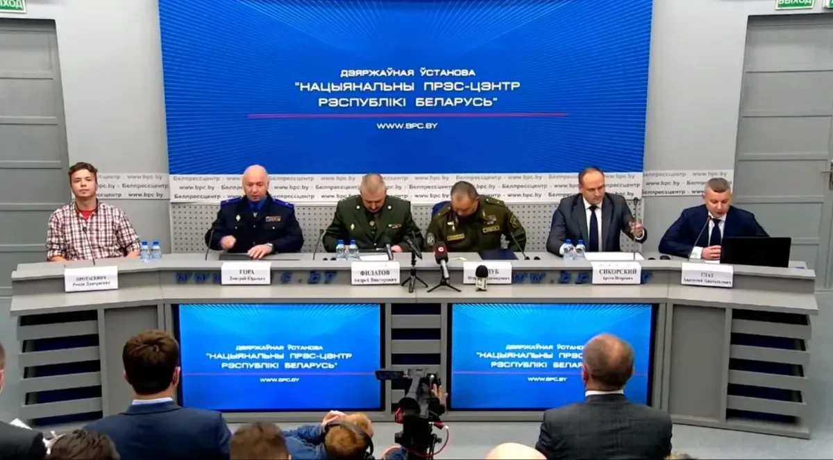 Летом Роман Протасевич появился на государственной пресс-конференции от мид Беларуси и с белорусскими силовиками. Кадр ОНТ