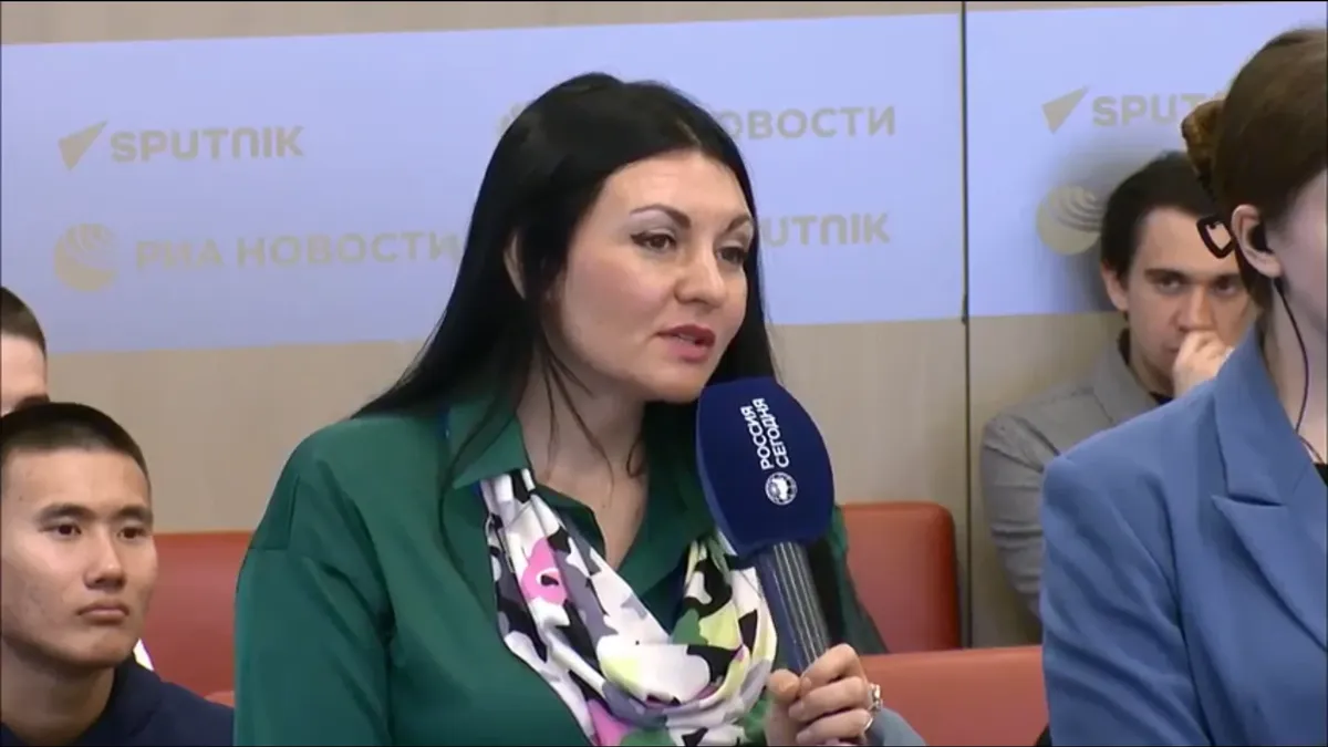 Вопрос выступающим задает криминолог Елена Тимошина