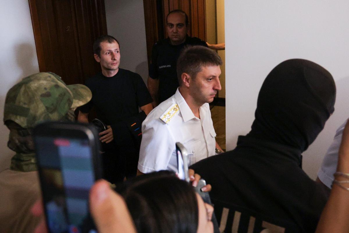 Сотрудники силовых структур у квартиры депутата парламента от блока «Армения», сына Роберта Кочаряна Левона Кочаряна. Фото: Александр Патрин / ТАСС