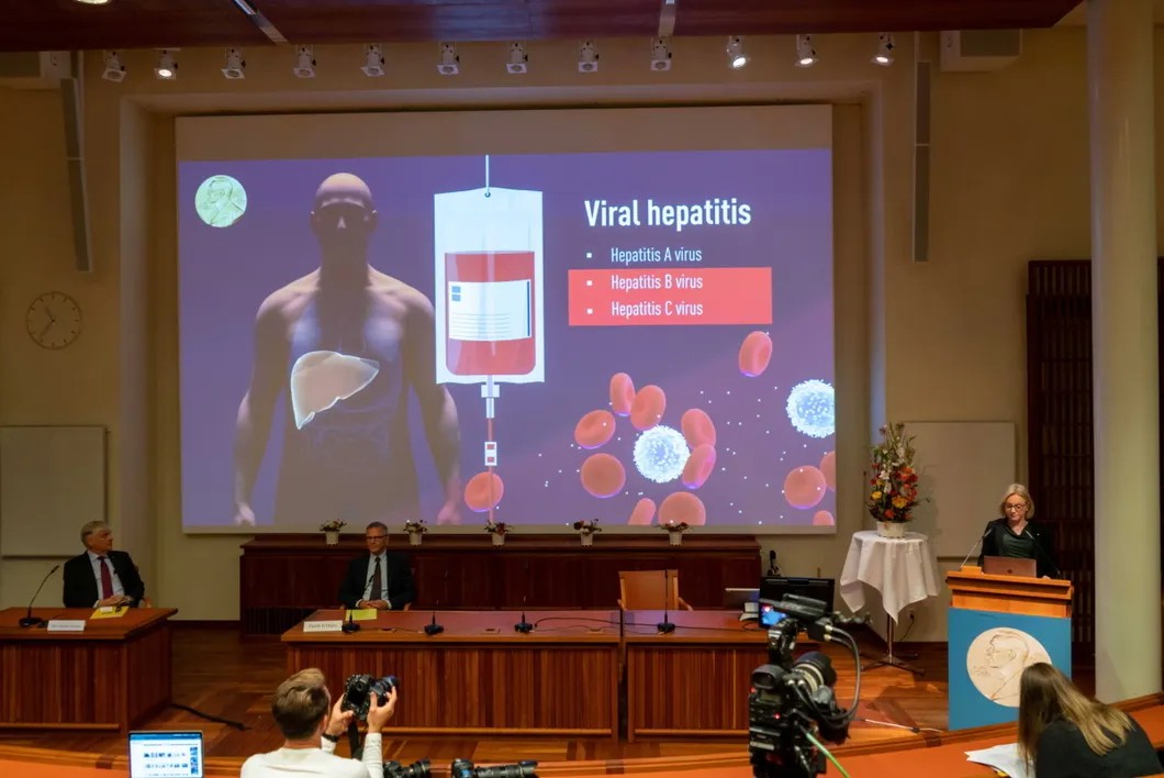 Презентация лауреатов на церемонии объявления Нобелевской премии по медицине. Фото: ТАСС