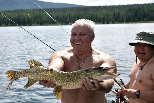 Виктор Зимин (только что проигравший выборы в Хакасии), справа — Шолбан Кара-оол во время рыбалки Владмира Путина. Фото: РИА Новости