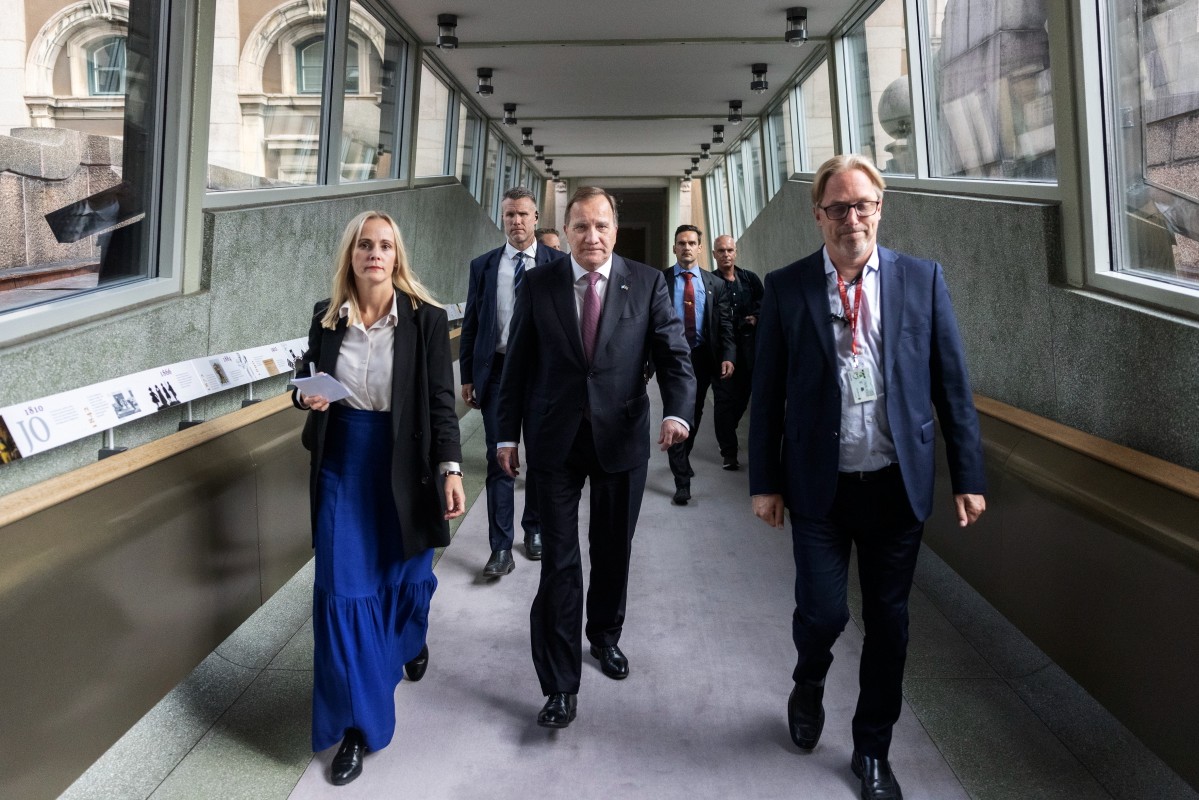 Стефан Лёвен (в центре) после дебатов в Риксдаге, сентябрь 2021 года. Фото: Nils Petter Nilsson / Getty Images