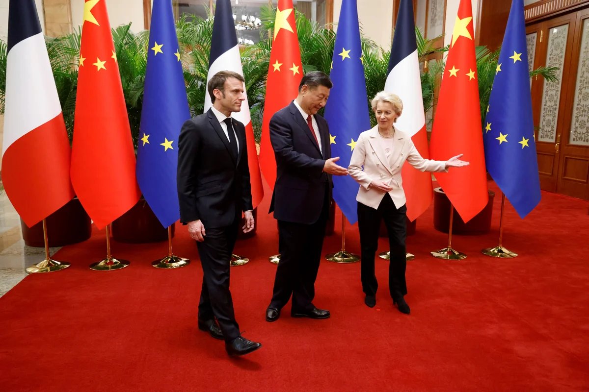 Председатель КНР Си Цзиньпин (в центре), президент Франции Эмманюэль Макрон (слева) и председатель Европейской комиссии Урсула фон дер Ляйен перед началом рабочей встречи. Фото: AP / TASS
