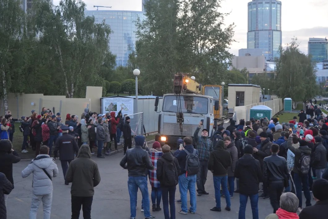 Протестующие провожают технику. Фото: Иван Жилин/«Новая газета»