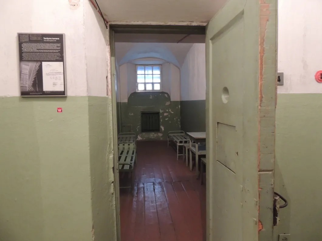 Вид в камеру из коридора тюрьмы. Фото: «Новая газета — Балтия»