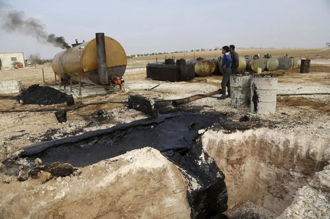 2015-й год. Кустарная нефтестанция, контролируемая боевиками, в сирийской провинции Дейр-эз-Зор. Фото: Reuters