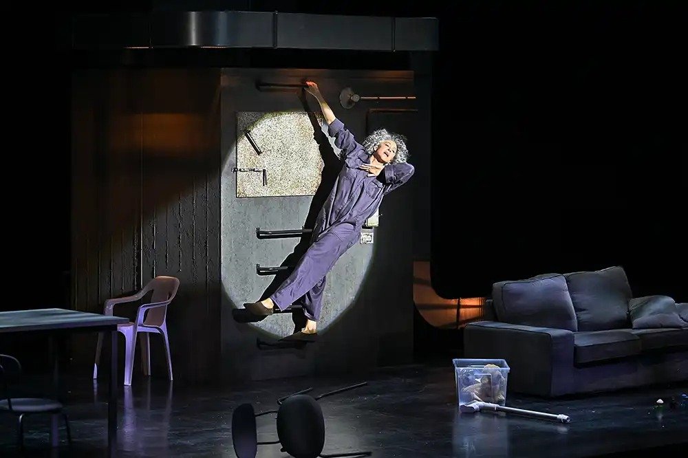 Сцена из спектакля «Не тот свет». Фото: gesher-theatre.co.il