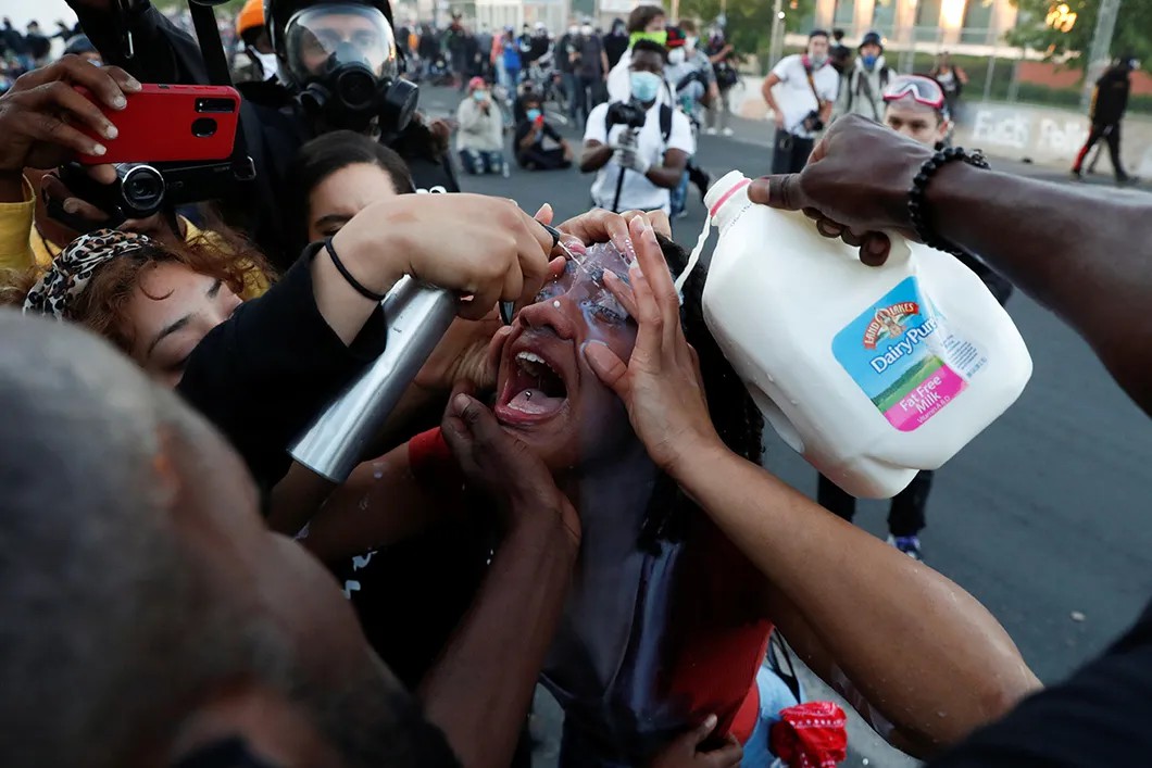 Демонстранты промывают глаза человеку, пострадавшему от слезоточивого газа. Миннеаполис, Миннесота, США. 30 мая 2020 г. Фото: Reuters