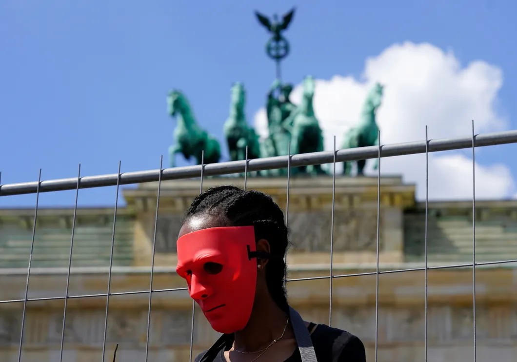 Уличная акция напротив Бранденбургских ворот в Берлине. Фото: EPA