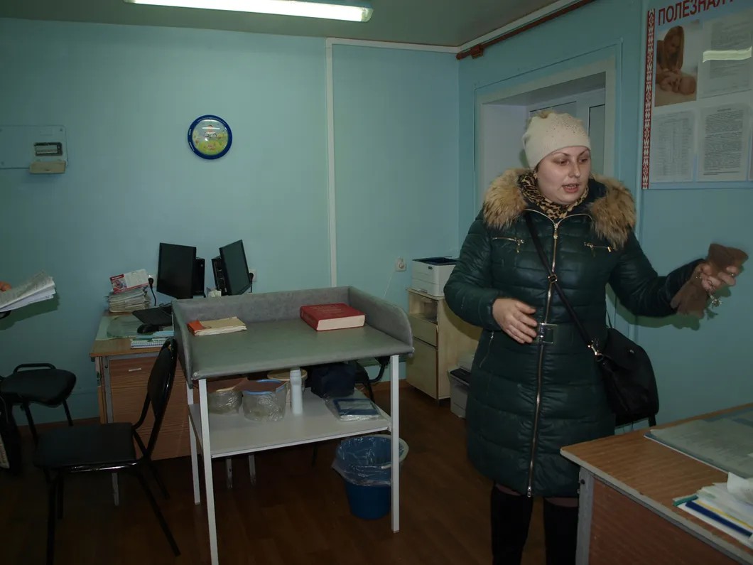 Медсестра Надежда в кабинете поликлиники. Фото: Надажда Андреева / «Новая газета»