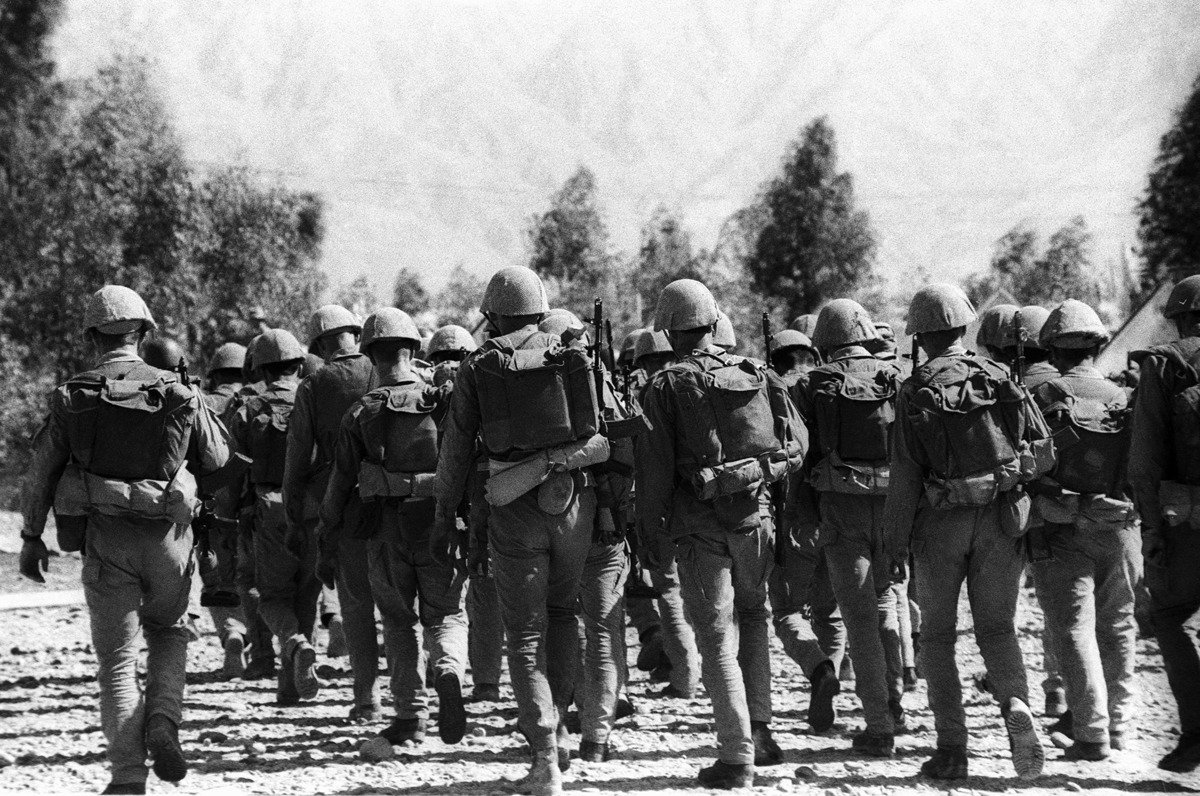 Советские военнослужащие в Афганистане, 1988 г. Фото: Борис Кавашкин, Валерий Зуфаров / ТАСС
