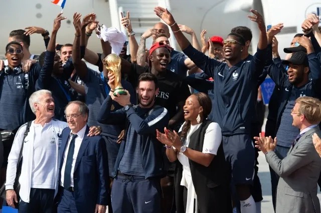 Французская сборная во главе с тренером Дидье Дешамом прибыла в аэропорт Парижа для торжественного проезда по городу. Фото: EPA