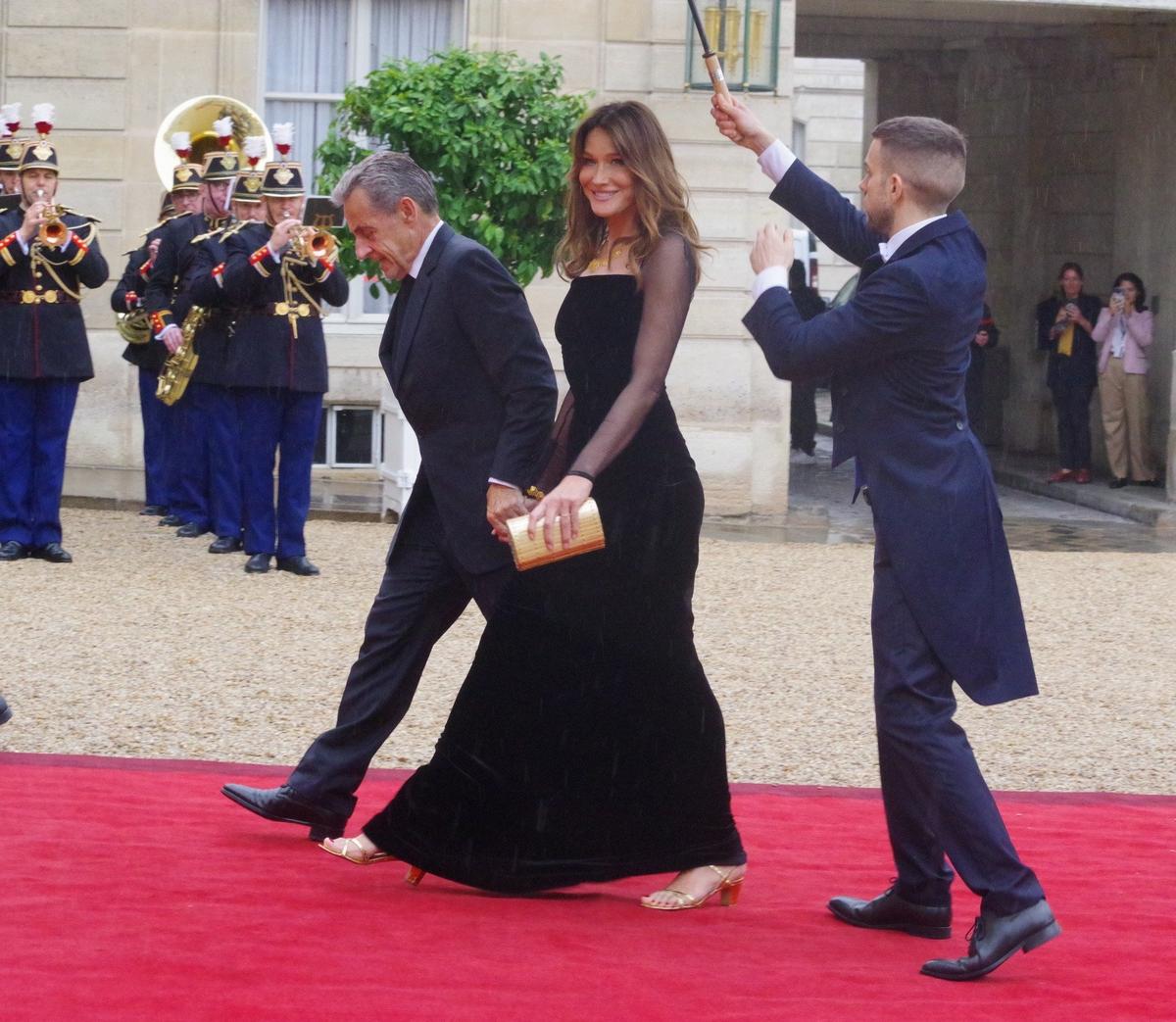 После выхода из тюрьмы Николя Саркози сможет вернуться к обычной жизни. На фото, сделанном этим летом — экс-президент на званом вечере в Елисейском дворце вместе с супругой Карлой Бруни-Саркози. Фото: Юрий Сафронов / «Новая газета»