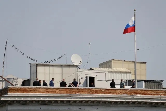 Американцы осматривают крышу генконсульства России в Сан-Франциско. Дым был, пожара не было. Фото: Reuters