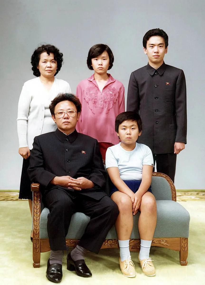 Ким Чен Ир с семьей. Фото: EPA