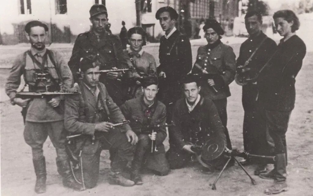 Абба Ковнер (в центре) с отрядом