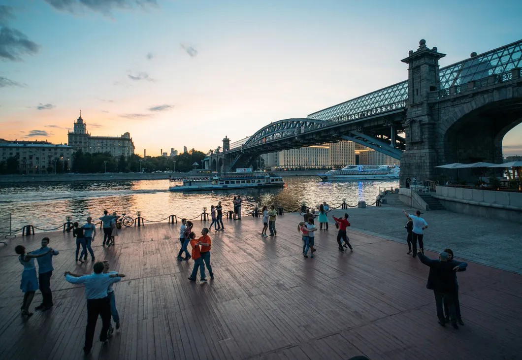 Танцы на Пушкинской набережной. Фото: Наталья Гарнелис / ТАСС