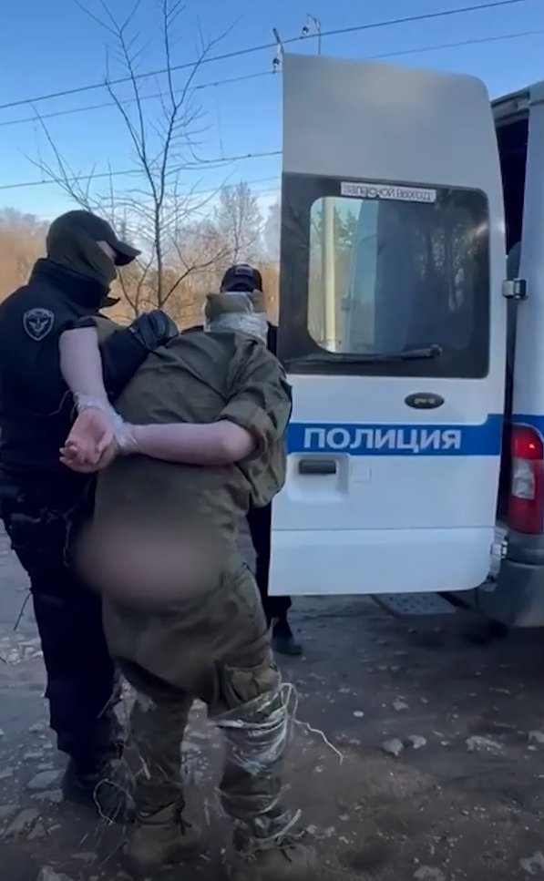 Задержанный у тайника со взрывчаткой военнослужащий.Кадр из видео ЦОС ФСБ