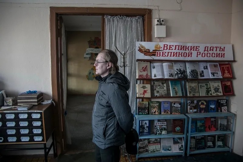 Александр в читальном зале местной библиотеки. Теперь ему здесь не рады. Фото: Влад Докшин / «Новая газета»